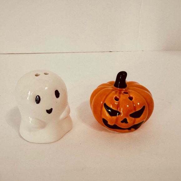 Cracker Barrel Halloween Salt & Pepper Shakers (ghost & pumpkin) - Picture 1 of 3